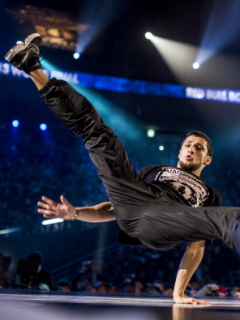 Joven practicando break dance