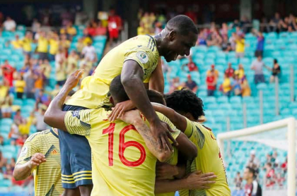 Colombia celebra gol contra Paraguay