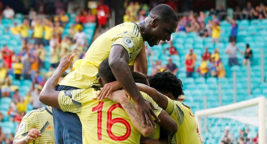 Colombia celebra gol contra Paraguay