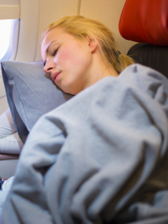 Mujer durmiendo en avión