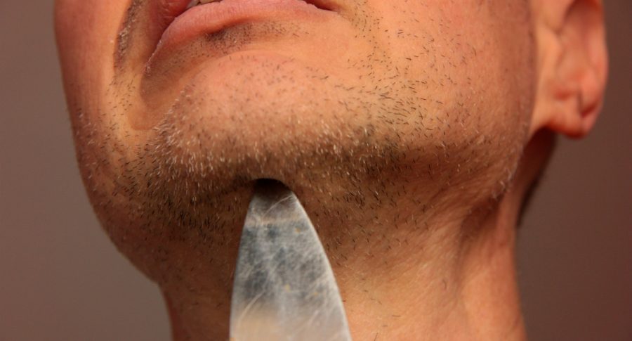 Hombre con cuchillo en el cuello