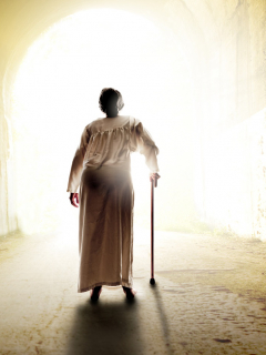 Anciana caminando hacia la luz