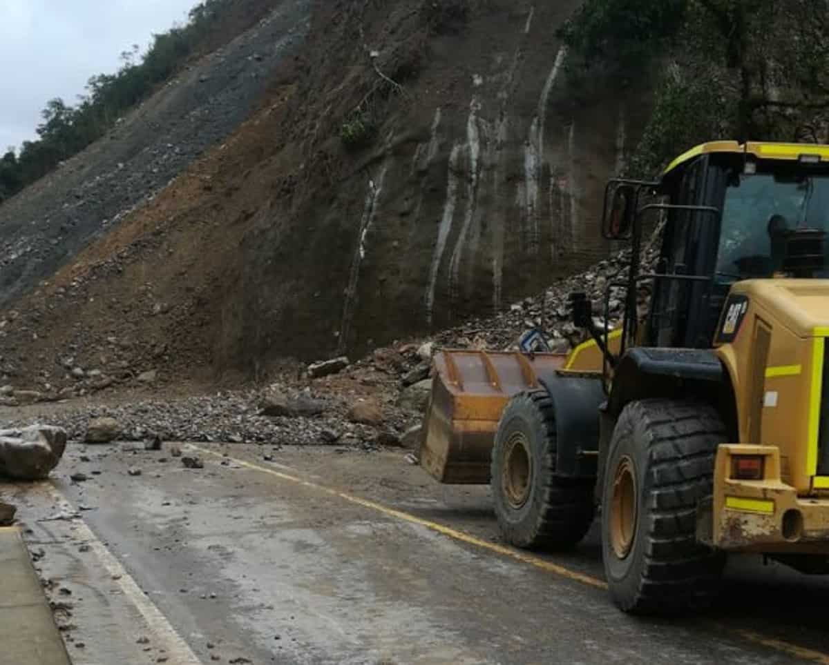 Máquina despejando una vía