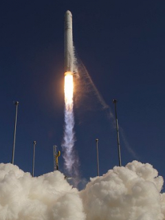 Lanzamiento de cohete en uno de los centros de la NASA