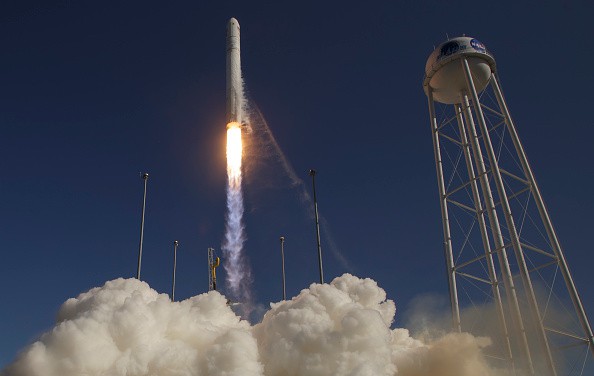 Lanzamiento de cohete en uno de los centros de la NASA