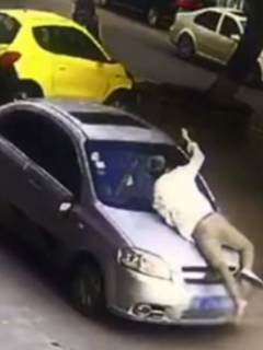 Hombre arrastrado por un carro en China