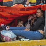 Mujer venezolana con niño