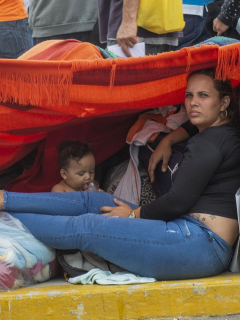 Mujer venezolana con niño