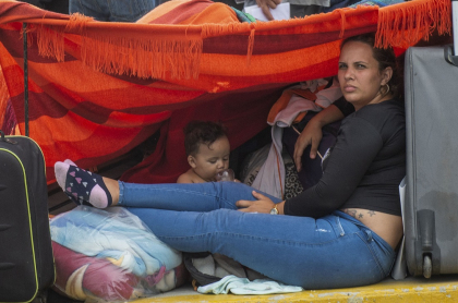 Mujer venezolana con niño