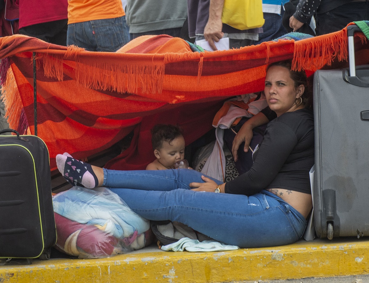 Mujer venezolana con niño