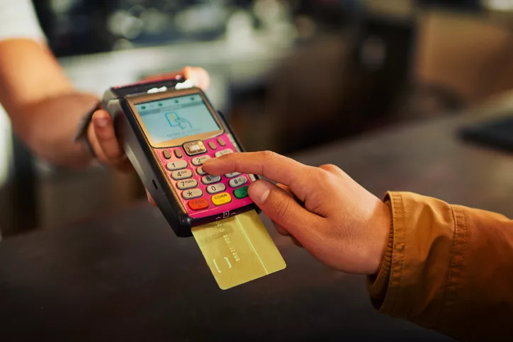 Cero y van dos: este mes va a salir más caro comprar con tarjetas de crédito en Colombia