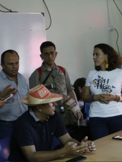 Nancy Patricia Gutiérrez, ministra del Interior, con líderes del paro en La Guajira.