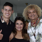 James Rodríguez, futbolista, junto a su mamá, Pilar Rubio, y 'el Pibe Valderrama', exfutbolista.