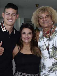 James Rodríguez, futbolista, junto a su mamá, Pilar Rubio, y 'el Pibe Valderrama', exfutbolista.