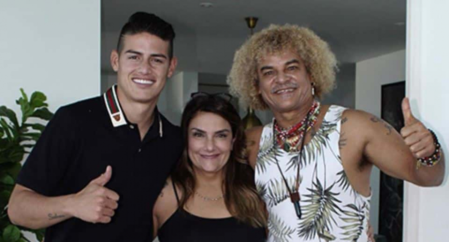 James Rodríguez, futbolista, junto a su mamá, Pilar Rubio, y 'el Pibe Valderrama', exfutbolista.