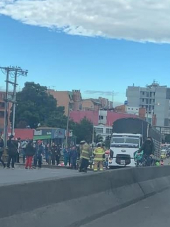 Accidente de ciclista y camión en calle 127. Imágenes Twitter. Blu Radio.