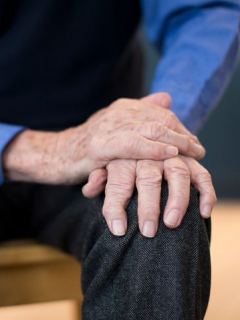 Hombre (anciano) con Parkinson