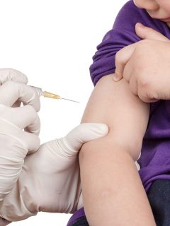 La Universidad de Oxford anunció que empezó los ensayos clínicos para comprobar la eficacia de su vacuna contra el COVID-19 en niños. (Imagen de Referencia).