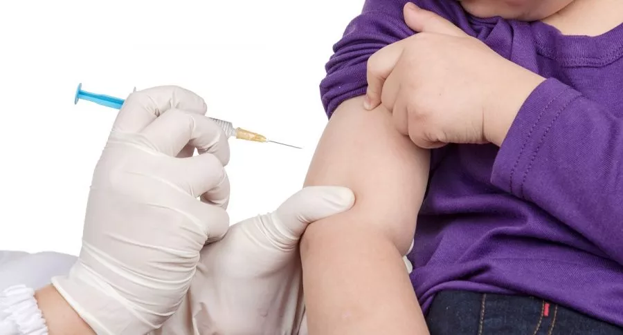 La Universidad de Oxford anunció que empezó los ensayos clínicos para comprobar la eficacia de su vacuna contra el COVID-19 en niños.  (Imagen de Referencia).