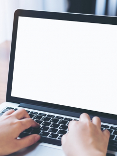 Mujer en computador. Imagen de referencia Getty.