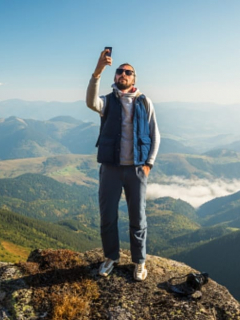 Hombre tomándose selfi.