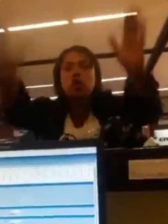 Mujer que agredió a funcionario de Viva Air