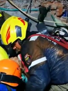 Rescate a abuelo atrapado en escombros