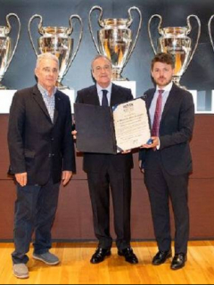 Álvaro Uribe, Florentino Pérez y Daniel Estrada, presidente de la Fundación Revel