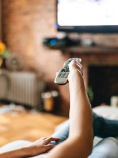 Mujer mirando TV