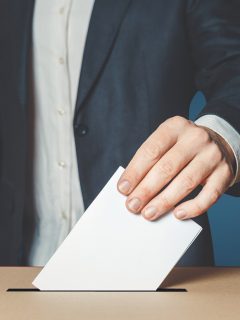 Persona votando. Imagen de referencia Getty.