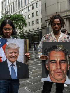 Personas protestando frente a la corte donde compareció Jeffrey Epstein