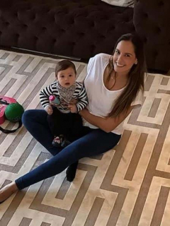 Laura Acuña, presentadora, con su hijo Nicolás.