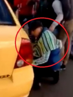 Alimentador pinchado y hombre pinchando llantas de taxi. Fotos: Twitter Blu Radio y captura de pantalla Twitter.