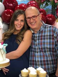 Jota Mario Valencia, presentador, con su hija María José y con su colega Laura Acuña.
