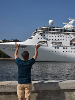Personas saludan crucero