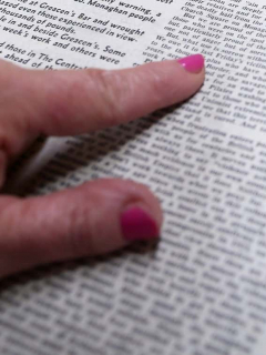 Mano sobre página de periódico
