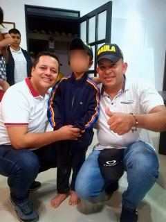 Santiago Santander Figueroa con oficiales del Gaula
