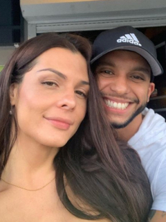 La modelo Danna Sultana y su novio, Esteban Landrau.