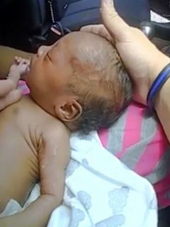 Policía salva a recién nacida