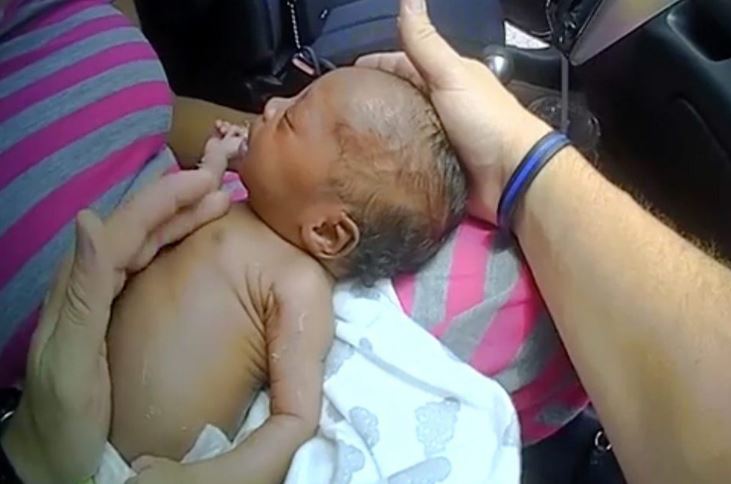Policía salva a recién nacida