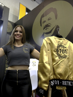 Modelo muetra ropa alusiva al 'Chapo' Guzmán