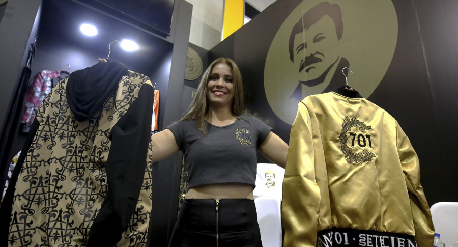 Modelo muetra ropa alusiva al 'Chapo' Guzmán