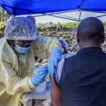 Hombre recibiendo vacuna del ébola en el Congo.