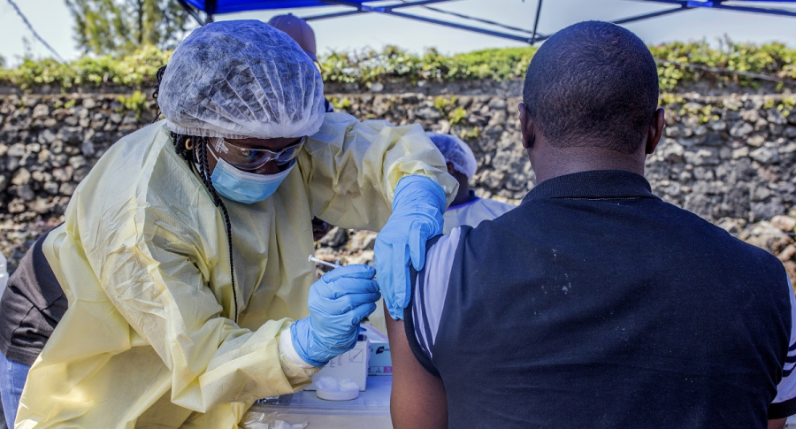Hombre recibiendo vacuna del ébola en el Congo.
