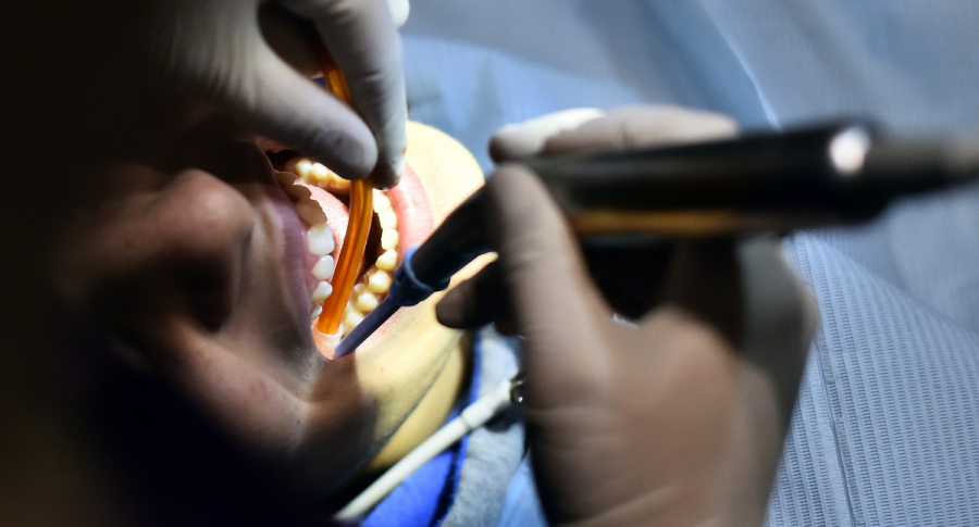 Odontólogo atiende a paciente