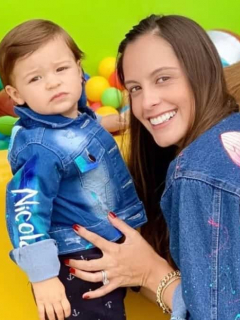 Laura Acuña, presentadora, con su hijo Nicolás.