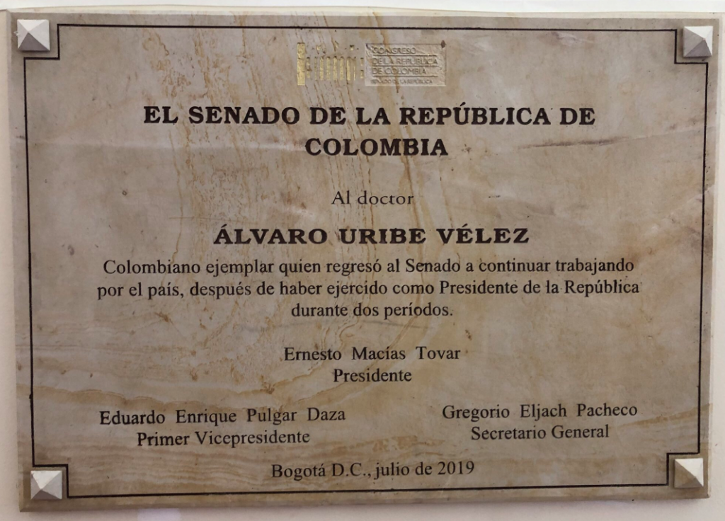 Placa en homenaje a Álvaro Uribe en el Congreso