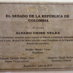 Placa en homenaje a Álvaro Uribe en el Congreso
