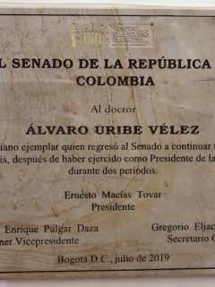 Placa en homenaje a Álvaro Uribe en el Congreso