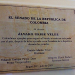 Placa en reconocimiento a Uribe